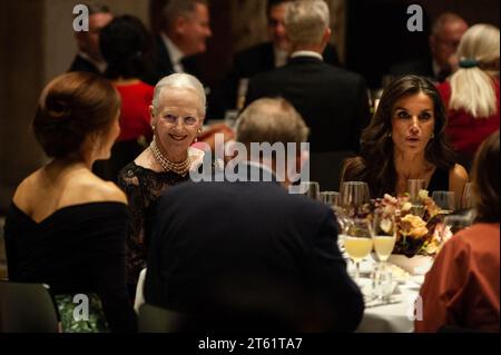 Kopenhagen, Dänemark. November 2023. Königin Margrethe von Dänemark (C) Königin Letizia von Spanien (R) in Glyptoteket in Kopenhagen, wo König Felipe und Königin Letizia von Spanien während ihres Staatsbesuchs in Dänemark eine Rückkehrvereinbarung veranstalten. (Foto: Ricardo Ramirez/NurPhoto) Credit: NurPhoto SRL/Alamy Live News Stockfoto