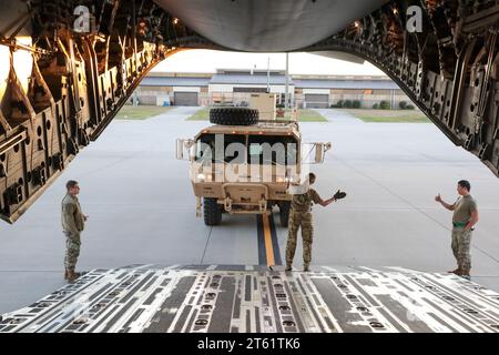 Soldaten der US-Armee, die dem 1. Bataillon, 7. Air Defense Artillery Regiment, 108. Air Defense Artillery Brigade zugewiesen sind, bereiten sich darauf vor, eine Patriot-Startstation auf eine U.S. Air Force C-17 zu laden, mit Hilfe von Fliegern der 43. Air Mobility Squadron auf dem Pope Airfield in Fort Liberty, N.C., Oktober 2023. Die Mitarbeiter der Luftwaffe und der Armee arbeiten zusammen, um schnell Ausrüstung und Personal aus Fort Liberty, dem Sitz des amerikanischen Kontingenzkorps, zu entsenden, um auf die laufenden Ereignisse im US-Zentralkommando zu reagieren, das für den Schutz der US-Streitkräfte zuständig ist. (Foto der US-Armee von Sp Stockfoto