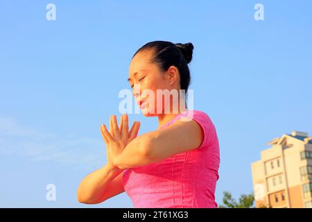 Tangshan - 8. August: Frau macht Yoga im Park, 8. August 2016, Stadt tangshan, Provinz hebei, China Stockfoto