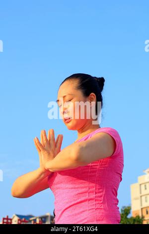 Tangshan - 8. August: Frau macht Yoga im Park, 8. August 2016, Stadt tangshan, Provinz hebei, China Stockfoto