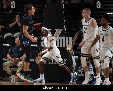 Nashville, Tennessee, USA. November 2023. Presbyterian Blue Schlauchschutz Marquis Barnett (1) feiert nach einem Torschuss während seines NCAA Basketballspiels in Nashville. (Kreditbild: © Camden Hall/ZUMA Press Wire) NUR REDAKTIONELLE VERWENDUNG! Nicht für kommerzielle ZWECKE! Stockfoto