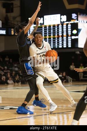 Nashville, Tennessee, USA. November 2023. Vanderbilt Commodores Wächter Malik Presley (13) fährt während seines NCAA-Basketballspiels in Nashville mit dem Ball den Platz herunter. (Kreditbild: © Camden Hall/ZUMA Press Wire) NUR REDAKTIONELLE VERWENDUNG! Nicht für kommerzielle ZWECKE! Stockfoto