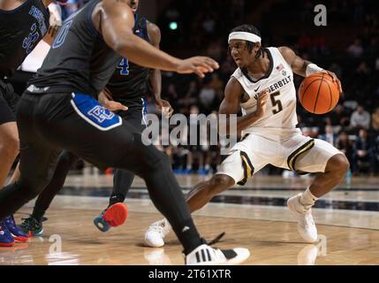 Nashville, Tennessee, USA. November 2023. Vanderbilt Commodores Wärter Ezra Manjon (5) besitzt den Ball während seines NCAA-Basketballspiels in Nashville. (Kreditbild: © Camden Hall/ZUMA Press Wire) NUR REDAKTIONELLE VERWENDUNG! Nicht für kommerzielle ZWECKE! Stockfoto