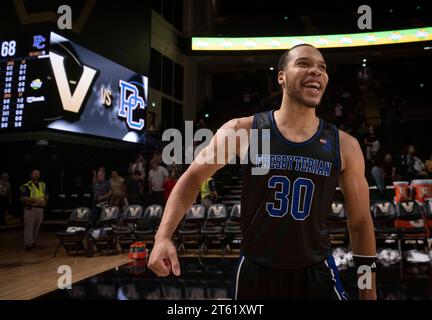 Nashville, Tennessee, USA. November 2023. Presbyterian Blue Hose Forward Kaleb Scott (30) feiert nach dem Sieg über Vanderbilt 68-62 in Nashville. (Kreditbild: © Camden Hall/ZUMA Press Wire) NUR REDAKTIONELLE VERWENDUNG! Nicht für kommerzielle ZWECKE! Stockfoto