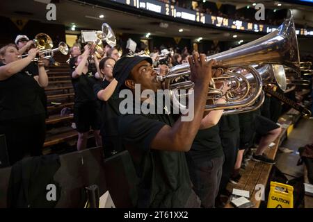 Nashville, Tennessee, USA. November 2023. Mitglieder der Band der Vanderbilt University spielen während eines Basketballspiels in Nashville. (Kreditbild: © Camden Hall/ZUMA Press Wire) NUR REDAKTIONELLE VERWENDUNG! Nicht für kommerzielle ZWECKE! Stockfoto