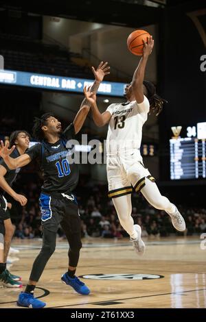 Nashville, Tennessee, USA. November 2023. Vanderbilt Commodores Wärter Malik Presley (13) schießt den Ball während seines NCAA-Basketballspiels in Nashville. (Kreditbild: © Camden Hall/ZUMA Press Wire) NUR REDAKTIONELLE VERWENDUNG! Nicht für kommerzielle ZWECKE! Stockfoto