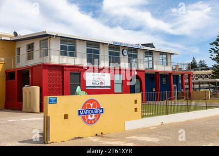 Maroubra Beach Surf Life Saving Club SLSC, östliche Vororte Sydney, NSW, Australien an einem sonnigen Frühlingstag 2023 Stockfoto