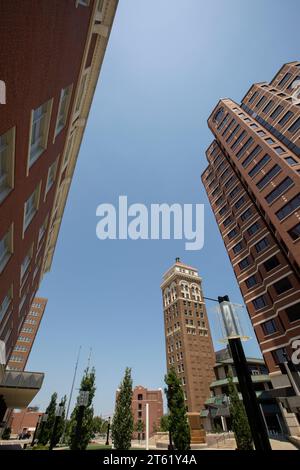 Nachmittags strahlt Sonnenlicht auf die historischen Gebäude der Skyline von Bartlesville, Oklahoma, USA. Stockfoto