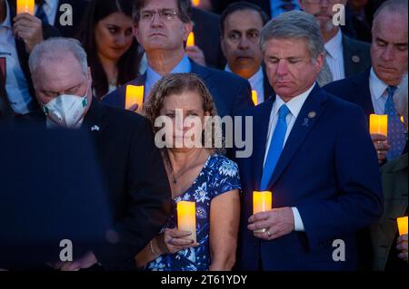 US-Abgeordneter Debbie Wasserman Schultz (Demokrat von Florida), Mitte, steht mit dem Mehrheitsführer des US-Repräsentantenhauses Steve Scalise (Republikaner von Louisiana), links. und der US-Repräsentant Michael McCaul (Republikaner von Texas), rechts, da Mitglieder des Kongresses sich bei einer zweiparteilichen Kerzenlicht-Mahnwache im US-Kapitol in Washington, DC, am Dienstag, den 7. November 2023 Familienmitglieder israelischer Opfer und Geiseln der Hamas anschließen. Quelle: Rod Lamkey/CNP/MediaPunch Stockfoto