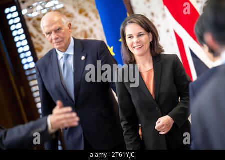 Tokio, Japan. November 2023. Annalena Baerbock (Allianz 90/die Grünen), Bundesaußenministerin, und Josep Borrell (l), hoher Vertreter der EU für auswärtige Angelegenheiten, posieren für das Familienfoto. Quelle: Sina Schuldt/dpa/Alamy Live News Stockfoto