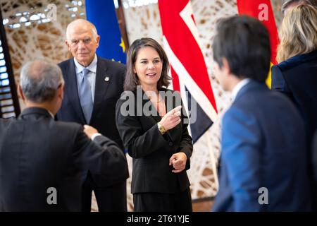 Tokio, Japan. November 2023. Annalena Baerbock (Allianz 90/die Grünen), Bundesaußenministerin, und Josep Borrell (l), hoher Vertreter der EU für auswärtige Angelegenheiten, posieren für das Familienfoto. Quelle: Sina Schuldt/dpa/Alamy Live News Stockfoto