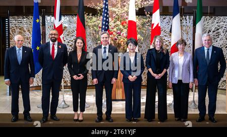 Tokio, Japan. November 2023. Josep Borrell (l-r), hoher Vertreter der EU für auswärtige Angelegenheiten, James clever, britische Außenministerin Annalena Baerbock (Bündnis 90/die Grünen), Außenminister von Deutschland, Antony J. blinken, Außenminister der USA, Yoko Kamikawa, japanische Außenministerin Melanie Joly, kanadische Außenministerin Catherine Colonna, Außenminister Frankreichs und Außenminister Antonio Tajani treffen sich für ein Familienfoto. Quelle: Sina Schuldt/dpa/Alamy Live News Stockfoto