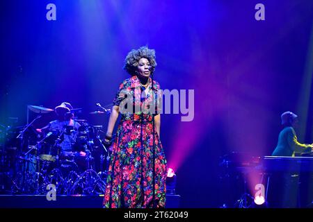 Paris, Frankreich. November 2023. Macy Gray tritt am 7. November 2023 live in der L’Olympia Konzerthalle in Paris auf. Foto: Christophe Meng/ABACAPRESS.COM Credit: Abaca Press/Alamy Live News Stockfoto