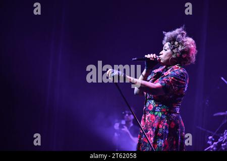 Paris, Frankreich. November 2023. Macy Gray tritt am 7. November 2023 live in der L’Olympia Konzerthalle in Paris auf. Foto: Christophe Meng/ABACAPRESS.COM Credit: Abaca Press/Alamy Live News Stockfoto