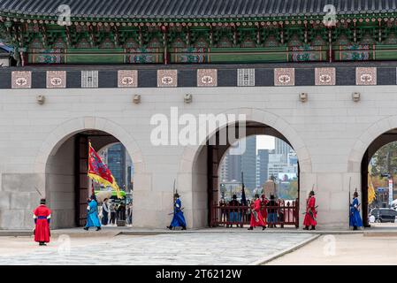 Nachstellung der Zeremonie zum Wechsel der koreanischen königlichen Garde in historischen Joseon-Kostümen im Gyeongbokgung Palast in Seoul, der Hauptstadt Südkoreas am 4. November Stockfoto