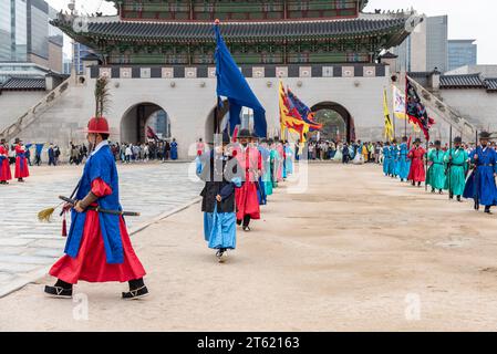 Nachstellung der Zeremonie zum Wechsel der koreanischen königlichen Garde in historischen Joseon-Kostümen im Gyeongbokgung Palast in Seoul, der Hauptstadt Südkoreas am 4. November Stockfoto
