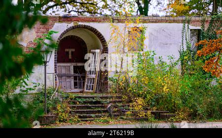 03. November 2023, Niedersachsen, Lüneburg: Die Überreste der ehemaligen Möllering Villa stehen auf einem Grundstück. Im historischen Waldhaus bei Lüneburg wird das geplante Dokumentationszentrum nicht untergebracht sein. Künftig sollte das Anwesen dazu genutzt werden, an die Tatsache zu erinnern, dass hier 1945 die Kapitulation Norddeutschlands ausgehandelt wurde. (Zu dpa "Historisches Projekt in Möllering Villa in Lüneburg am Rande des Zusammenbruchs") Foto: Philipp Schulze/dpa Stockfoto