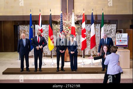 Tokio, Japan. November 2023. Annalena Baerbock (Allianz 90/die Grünen, vorne links), Außenministerin Deutschlands, macht Witze mit Catherine Colonna (r), Außenministerin Frankreichs, als sie sich für ein Familienfoto mit Josep Borrell (l-r), EU-Außenbeauftragter, James clever, Außenminister Großbritanniens, Antony J. blinken, anstellen. Außenminister der USA, Yoko Kamikawa, Außenminister Japans, und Antonio Tajani, Außenminister Italiens. Quelle: Sina Schuldt/dpa/Alamy Live News Stockfoto