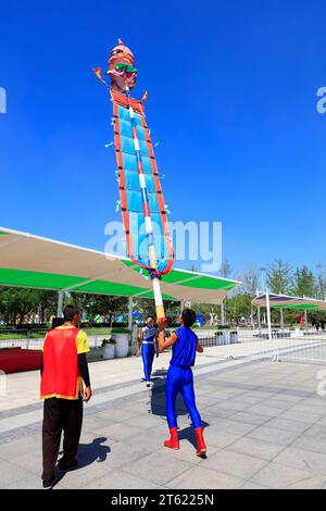 Tangshan - 27. August: Akrobatik auf einem Hochflaggenmast im Park, am 27. August 2016, Stadt tangshan, Provinz hebei, China Stockfoto