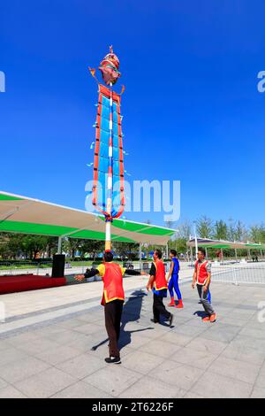 Tangshan - 27. August: Akrobatik auf einem Hochflaggenmast im Park, am 27. August 2016, Stadt tangshan, Provinz hebei, China Stockfoto