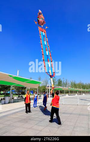 Tangshan - 27. August: Akrobatik auf einem Hochflaggenmast im Park, am 27. August 2016, Stadt tangshan, Provinz hebei, China Stockfoto