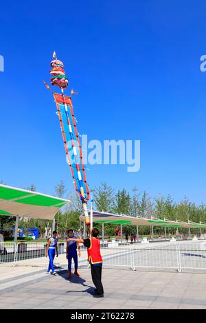 Tangshan - 27. August: Akrobatik auf einem Hochflaggenmast im Park, am 27. August 2016, Stadt tangshan, Provinz hebei, China Stockfoto