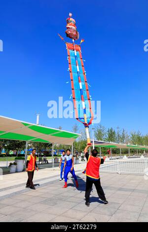 Tangshan - 27. August: Akrobatik auf einem Hochflaggenmast im Park, am 27. August 2016, Stadt tangshan, Provinz hebei, China Stockfoto