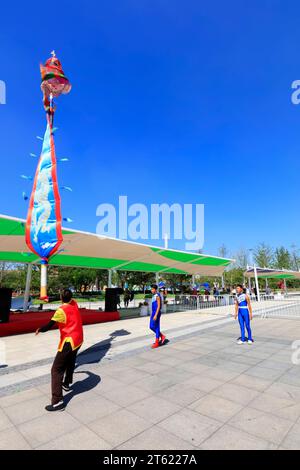 Tangshan - 27. August: Akrobatik auf einem Hochflaggenmast im Park, am 27. August 2016, Stadt tangshan, Provinz hebei, China Stockfoto