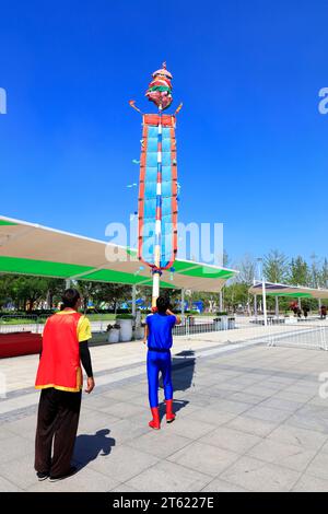 Tangshan - 27. August: Akrobatik auf einem Hochflaggenmast im Park, am 27. August 2016, Stadt tangshan, Provinz hebei, China Stockfoto