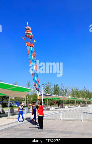 Tangshan - 27. August: Akrobatik auf einem Hochflaggenmast im Park, am 27. August 2016, Stadt tangshan, Provinz hebei, China Stockfoto