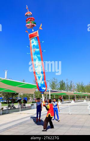 Tangshan - 27. August: Akrobatik auf einem Hochflaggenmast im Park, am 27. August 2016, Stadt tangshan, Provinz hebei, China Stockfoto