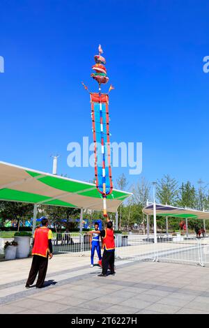 Tangshan - 27. August: Akrobatik auf einem Hochflaggenmast im Park, am 27. August 2016, Stadt tangshan, Provinz hebei, China Stockfoto