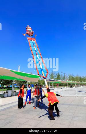 Tangshan - 27. August: Akrobatik auf einem Hochflaggenmast im Park, am 27. August 2016, Stadt tangshan, Provinz hebei, China Stockfoto