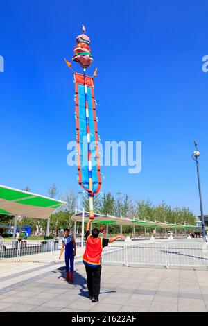 Tangshan - 27. August: Akrobatik auf einem Hochflaggenmast im Park, am 27. August 2016, Stadt tangshan, Provinz hebei, China Stockfoto