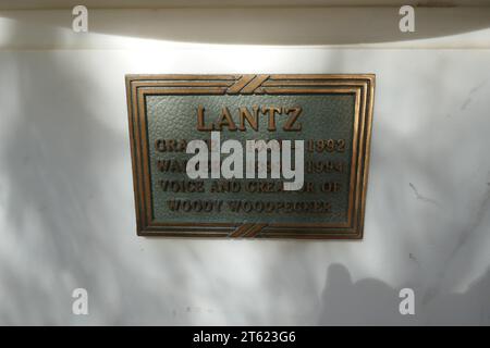 6. November 2023 Animator Walter Lantz Grave und Schauspielerin Gracie Lantz Grave in Courts of Remembrance im Forest Lawn Memorial Park Hollywood Hills am 6. November 2023 in Los Angeles, Kalifornien, USA. Foto: Barry King/Alamy Stock Photo Stockfoto