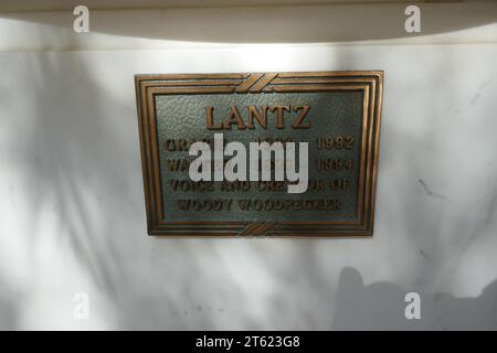 6. November 2023 Animator Walter Lantz Grave und Schauspielerin Gracie Lantz Grave in Courts of Remembrance im Forest Lawn Memorial Park Hollywood Hills am 6. November 2023 in Los Angeles, Kalifornien, USA. Foto: Barry King/Alamy Stock Photo Stockfoto