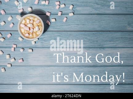 DANKE GOTT, ES ist MONTAG Konzepttext mit weißer Tasse Kaffee und Marshmallows auf hölzernem Hintergrund. Der deprimierendste Tag des Jahres im Januar. Tag begehen Selbstmord und Depression Motivationszeichen. Draufsicht, flach Stockfoto