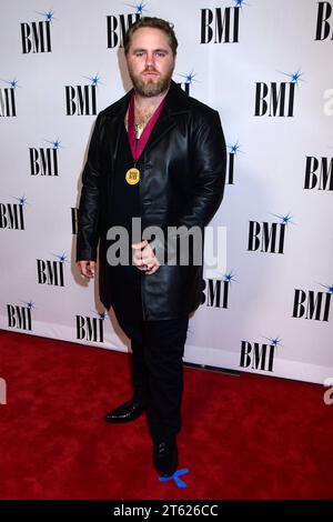 November 2023 - Nashville, Tennessee - Ernest. 2023 BMI Country Awards im Hauptquartier der BMI Music Row. (Kreditbild: © Dara-Michelle Farr/AdMedia via ZUMA Press Wire) NUR REDAKTIONELLE VERWENDUNG! Nicht für kommerzielle ZWECKE! Stockfoto