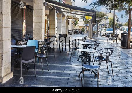 Haifa, Israel - 22. Oktober 2023: Straßen und Cafés der Stadt Haifa im Bezirk Carmel Stockfoto