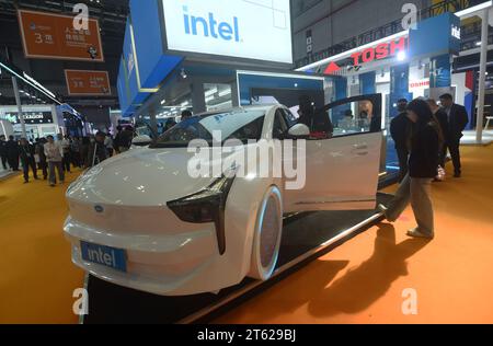 SHANGHAI, CHINA - 6. NOVEMBER 2023 - Besucher werfen einen Blick auf eine intelligente Cockpit-Plattform, die von Intel auf der 6. CIIE in Shanghai, China, entwickelt wurde. Nein Stockfoto