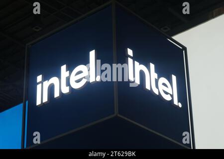 SHANGHAI, CHINA - 6. NOVEMBER 2023 - das Logo von Intel ist auf der 6. CIIE in Shanghai, China, am 6. November 2023 abgebildet. Stockfoto