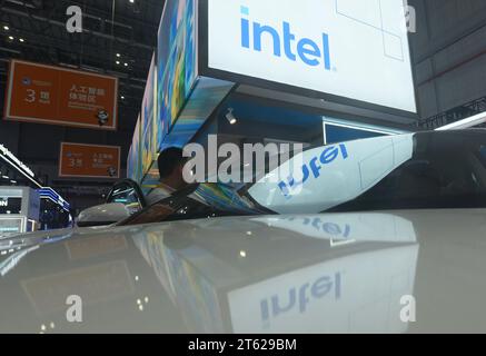SHANGHAI, CHINA - 6. NOVEMBER 2023 - Besucher werfen einen Blick auf eine intelligente Cockpit-Plattform, die von Intel auf der 6. CIIE in Shanghai, China, entwickelt wurde. Nein Stockfoto