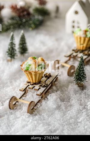 Mini-Kuchen in einer Weihnachtskomposition. Hochwertige Fotos Stockfoto