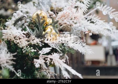 Hintergrund der weihnachtsdekoration. Kiefer mit Kunstschnee und Wackelbäumen. Hochwertige Fotos Stockfoto