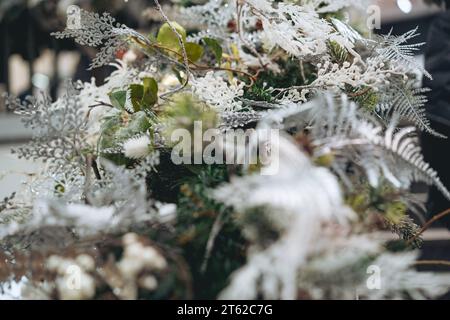 Hintergrund der weihnachtsdekoration. Kiefer mit Kunstschnee und Wackelbäumen. Hochwertige Fotos Stockfoto