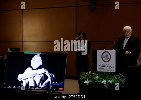 Mexiko-Stadt, Mexiko. November 2023. 7. November 2023, Mexiko-Stadt: Der Direktor von Tercer Milenio und Journalist Jaime Maussan, der sich auf das UFO-Phänomen spezialisiert hat, bei der zweiten öffentlichen Anhörung in Mexiko-Stadt über unidentifizierte anomale Phänomene in der Abgeordnetenkammer in Mexiko-Stadt. Am 7. November 2023 in Mexiko-Stadt, Mexiko (Foto: Luis Barron/Eyepix Group/SIPA USA). Quelle: SIPA USA/Alamy Live News Stockfoto