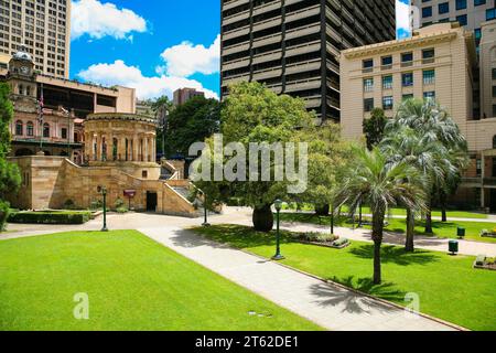 Brisbane, QLD, Australien - 28. Januar 2008 : Anzac Square. Entspannter Stadtplatz mit Spazierwegen, Rasenflächen und einem großen Denkmal für den Ersten Weltkrieg. Stockfoto