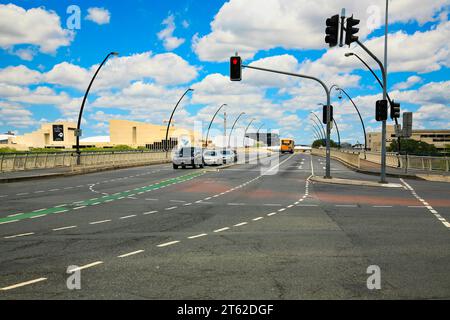 Brisbane, QLD, Australien - 28. Januar 2008: Straßenweg über die Victoria Bridge. Mehrspuriger Highway vom Nordufer zum Südufer des Brisbane River. Stockfoto