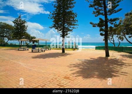 Gepflasterte Raststätte am Surfers Paradise Beach, Queensland, Australien. Stockfoto