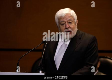 Mexiko-Stadt, Mexiko. November 2023. 7. November 2023, Mexiko-Stadt: Der Direktor von Tercer Milenio und Journalist Jaime Maussan, der sich auf das UFO-Phänomen spezialisiert hat, bei der zweiten öffentlichen Anhörung in Mexiko-Stadt über unidentifizierte anomale Phänomene in der Abgeordnetenkammer in Mexiko-Stadt. Am 7. November 2023 in Mexiko-Stadt, Mexiko (Foto: Luis Barron/Eyepix Group/SIPA USA). Quelle: SIPA USA/Alamy Live News Stockfoto